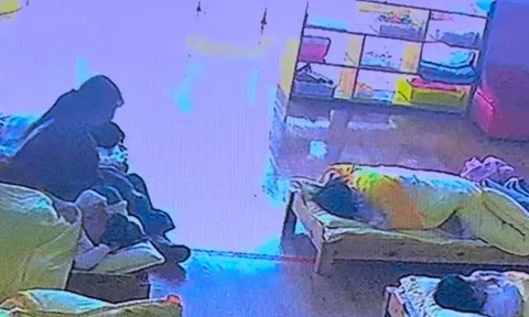 Camera ghi lại cảnh trẻ mẫu giáo ngủ trưa ở trường, hành động của 3 cô giáo khiến phụ huynh không nói nên lời
