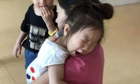 Bé gái 3 tuổi đi tiểu 20 lần/ngày ở trường mẫu giáo, chuyển 2 trường khác đều thế, BS nói "Là do mẹ!"