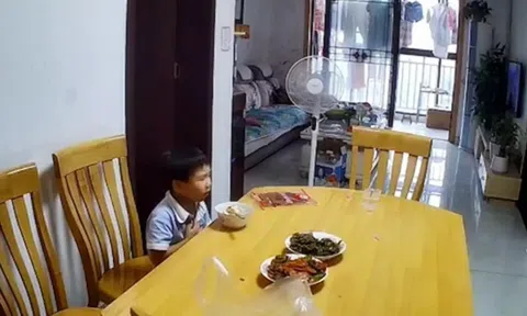 Con trai suýt nhập viện khi ngồi ăn cơm một mình, người mẹ ở xa xem camera giám sát đã cứu con qua nguy kịch