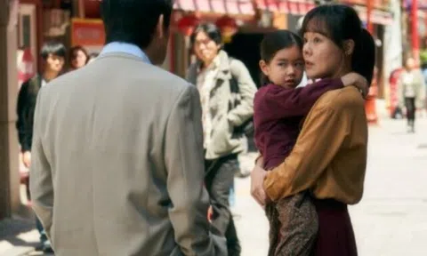 Con gái tố bị bố nuôi của mẹ “ngược đãi” mỗi ngày, mẹ kiểm tra camera thấy cảnh tượng liền mừng rỡ