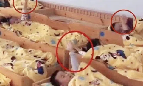 Giáo viên chụp ảnh trẻ ngủ trưa ở trường gửi vào nhóm lớp, phụ huynh soi kỹ mới thấy hành động kỳ lạ của con