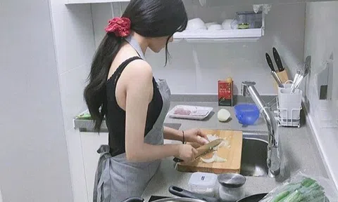 Thuê được giúp việc trẻ xinh, lại giỏi giang, xem camera thấy con hay đi ngủ sớm, mẹ không tin vào mắt mình