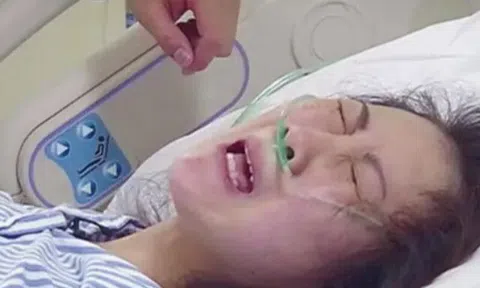 Chuẩn bị đỡ đẻ, bác sĩ phát hiện dòng chữ lạ viết trên bụng sản phụ, cả phòng sinh nghẹn ngào khi đọc từng chữ