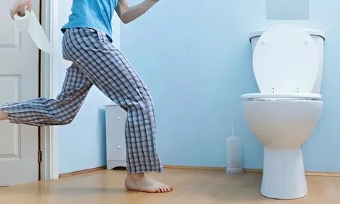 Sau khi uống nước, người đi vệ sinh thường xuyên hay ít đi vệ sinh, ai có thận khỏe mạnh hơn?