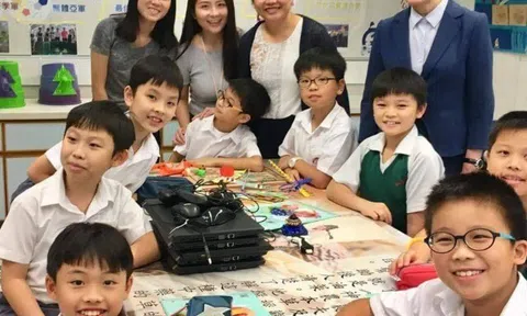 Bé trai có biểu cảm kì lạ trong bức ảnh chụp tập thể, nhìn tay cô giáo ai cũng hiểu ngay lý do