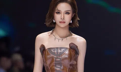 Sella Trương rũ bỏ hình ảnh mềm mại nữ tính, gây ấn tượng với thần thái mạnh mẽ khi trình diễn