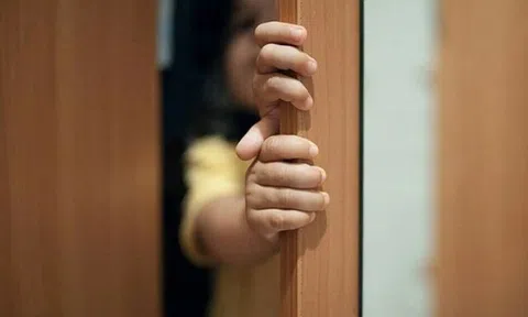 Thấy cảnh tế nhị, con gái 5 tuổi nói "Ruột bố rơi ra ngoài!", mẹ nhanh trí đáp hay