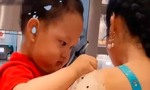 Mẹ mặc váy rộng cứ bị tụt khi bế con vào quán mua đồ ăn, hành động của đứa trẻ khiến ai cũng khen