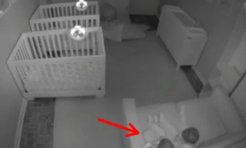 Cặp vợ chồng sốc khi xem đoạn camera vào lúc nửa đêm, 2 con sinh đôi trốn ngủ làm loạt hành động khó hiểu