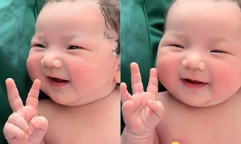 Vừa chào đời bé sơ sinh đã gây náo loạn phòng đẻ vì quá đẹp, bác sĩ phải thốt lên: “Trời ơi, đáng yêu quá”