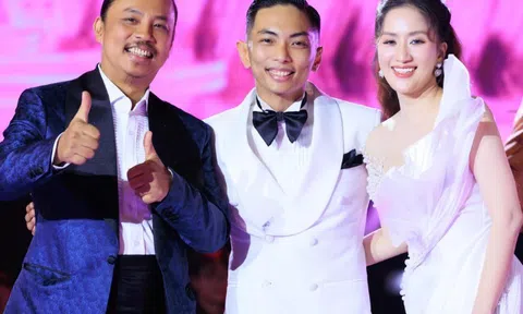 Chí Anh và Phan Hiển cùng nhận trao Huân chương lao động hạng Ba, Khánh Thi tự hào khoe cả thầy lẫn trò