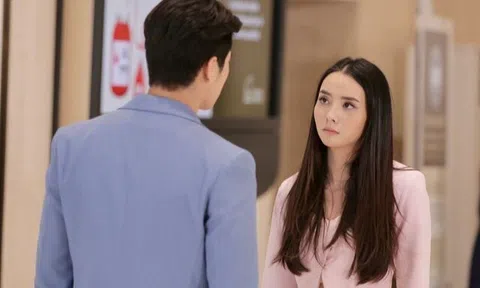 Mối tình đầu chế giễu tôi nghèo trong buổi họp lớp, tôi đưa một tấm thẻ khiến cô ta tái xanh mặt