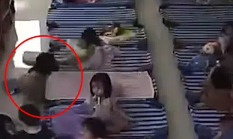 Camera giám sát ghi lại cảnh bé gái mầm non Việt làm một việc kỳ lạ suốt 20 phút khiến mẹ vừa cười vừa lo