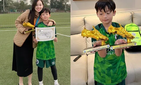 Ly Kute vác bụng bầu cùng chồng công an đến trường mừng con riêng nhận cúp, bé Khoai Tây gen giỏi bóng đá quá mạnh