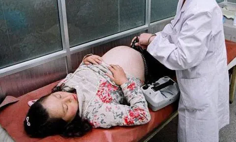 Nhập viện vì khó tiêu, bà bầu khiến bác sĩ tá hoả khi phát hiện vật thể lạ dài 18cm trong khoang bụng 