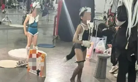 Bức hình chụp 2 bé gái 10 tuổi tại một triển lãm khiến cõi mạng xôn xao, phụ huynh đứa trẻ bị chỉ trích