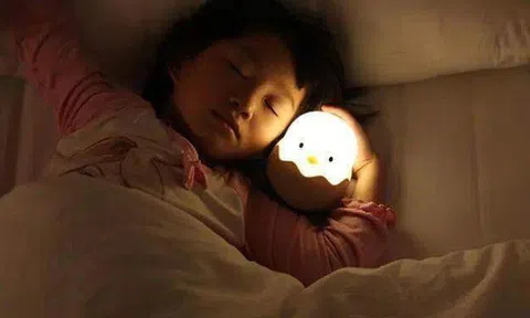 Ngủ một mình, đêm nào con gái cũng kêu "phòng lạnh quá", mẹ xem camera liền rơi nước mắt