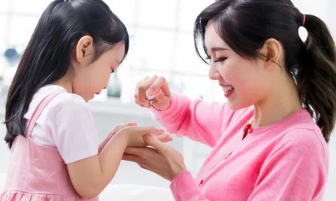 Việc nào rất dễ làm nhưng đa số trẻ không thực hiện, khiến trẻ dễ mắc tay chân miệng?