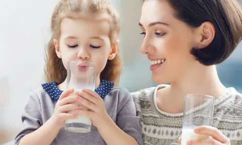 Mẹ có thể uống sữa bột của con không? Có ảnh hưởng gì không?