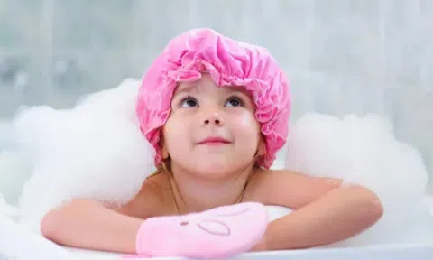 Trời lạnh có nên tắm cho trẻ hằng ngày, dù lười tắm đến mấy cũng đừng quên vệ sinh 3 vùng này trên người cho con