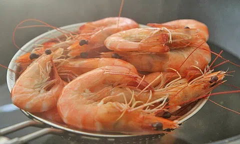 Luộc tôm mãi giờ mới biết, muốn tôm lên màu đỏ đẹp lại ngọt thơm phải cho ngay mấy thứ này!