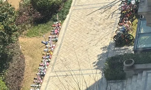 Bãi đỗ xe ở một trường mầm non gây xôn xao MXH, nhìn loạt “siêu xe” của trẻ hiểu ngay cách phụ huynh dạy con