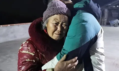 6 năm lên phố phụ chăm cháu, ngày con gái báo tin bầu lần 2, bà ngoại thú nhận rồi dọn đồ về quê