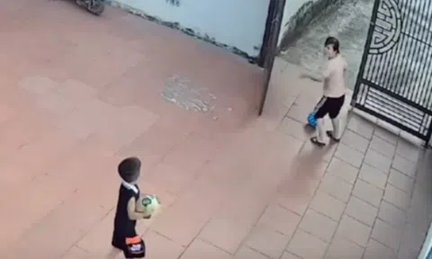 Camera ghi lại cảnh người mẹ hoảng loạn đi tìm con gái mất tích chỉ trong nháy mắt và cái kết bật cười