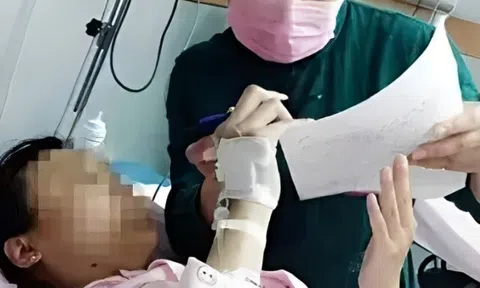 Nhập viện chuẩn bị đẻ, sản phụ câm điếc giấu chồng đưa bác sĩ một mảnh giấy khiến ê-kíp bật khóc