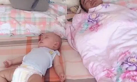 Mẹ trẻ kiểm tra camera thấy chồng và con sơ sinh ngủ say, cho đến khi thấy máy lạnh trên tường thì phát hoảng