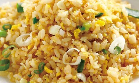 Làm cơm rang trứng, cho cơm hay trứng vào chảo trước, nhiều người làm sai bảo sao món ăn không giòn, màu xấu