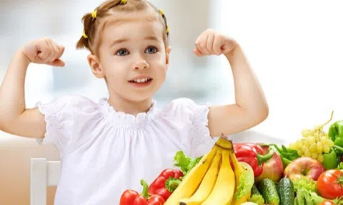 10 thực phẩm lành mạnh mẹ nên chuẩn bị để hỗ trợ đề kháng, bảo vệ sức khỏe toàn diện cho trẻ