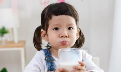 Vì sao mùa lạnh trẻ ngại uống sữa hơn? Đây là cách đơn giản giúp trẻ thích uống sữa lại tăng đề kháng vững vàng