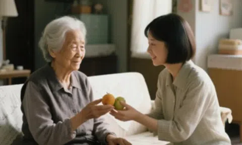 Mang tiền lương hưu đến sống chung với con gái, lén nghe cuộc điện thoại của con rể, tôi lặng lẽ rời đi