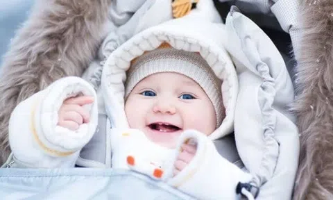 Giữ ấm cho con kiểu này, cha mẹ tưởng đúng nhưng có thể hại con, thậm chí hại cả tính mạng