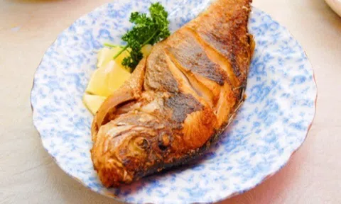 Dù rán loại cá gì, chỉ cần nhớ 2 điều này cá luôn giòn rụm, vàng ươm, nguyên vẹn từ đầu đến cuối