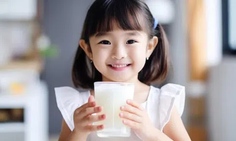 Nên cho trẻ uống sữa khi nào để giúp bé hấp thụ chất tốt, bảo vệ sức khỏe và tăng cường miễn dịch?