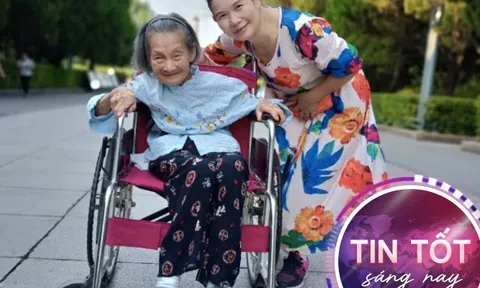 Con gái 58 tuổi ngày ngày đưa mẹ 99 tuổi đi dạo: "Mẹ vất vả cả đời, con muốn mẹ được chiêm ngưỡng thế giới tươi đẹp ngoài kia"