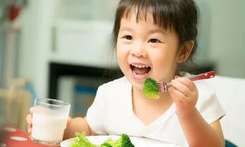 Muốn con lớn lên khỏe mạnh, bố mẹ cần lưu ngay 5 cách xây dựng hệ miễn dịch từ những năm tháng đầu đời