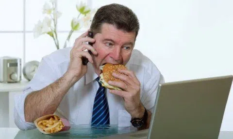 Ung thư đại–trực tràng đang trẻ hóa: Báo động từ thói quen ăn uống