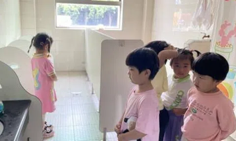 Bị cô giáo mời phụ huynh vì chuyện đi vệ sinh ở trường, cậu bé nói một câu khiến mẹ hối hận