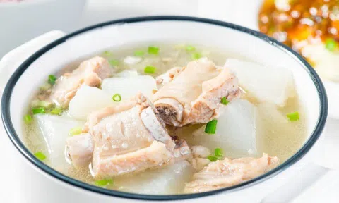 Hầm sườn người thì chần nước, người thì hầm trực tiếp, đầu bếp nói: "Cả hai đều sai", cách đúng ít người biết