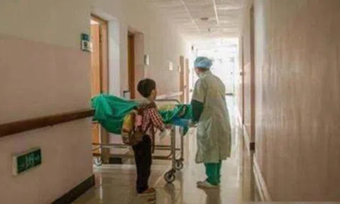 Một mình đưa mẹ đi sinh ở bệnh viện, bé trai tiểu học nói một câu khiến bác sĩ, y tá đỡ đẻ xót xa