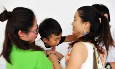 Con đi nhà trẻ về lặp đi lặp lại câu "Tay con bẩn", mẹ âm thầm tìm hiểu thì bật khóc khi biết lý do liên quan đến cô giáo