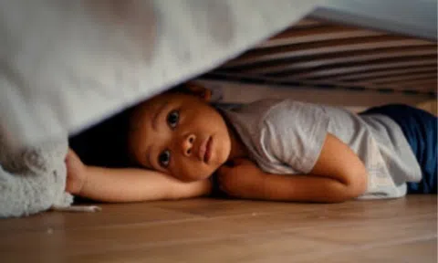 Chồng đi làm xa nhà chỉ còn 2 mẹ con nhưng tối nào con gái cũng nhắc về người thứ 3, tôi sợ xanh mặt