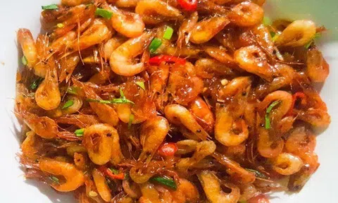 Rang tôm tuyệt đối không cho thứ nước này, tôm sẽ đỏ au, thơm phức giòn rụm, thơm phưng phức