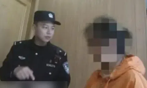 Vào quán ăn cùng bố, bé gái gọi 4 món, ông chủ âm thầm báo cảnh sát khi ghép tên các món ăn lại