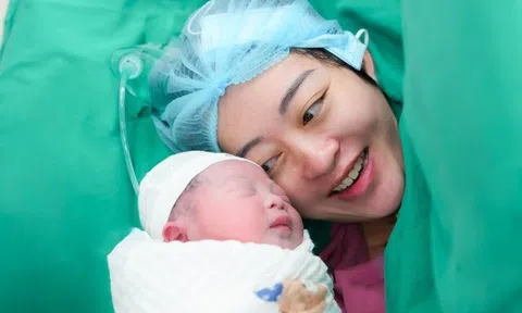 Em bé đầu tiên tại Việt Nam chào đời từ người mẹ có khối u được điều trị không cần phẫu thuật xâm lấn