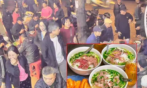 5 quán phở đông khách nhất Hà Nội: Có quán xếp hàng từ 4h sáng, chỉ bán vài tiếng đến không nhanh là hết