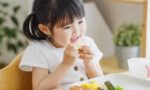 Chuyên gia chỉ ra những sai lầm khi điều trị cảm cúm cho trẻ và cách xây dựng hệ miễn dịch tự nhiên